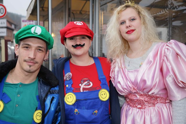 Fasching, fröhliche Gesichter, farbenprächtige Kostüme 