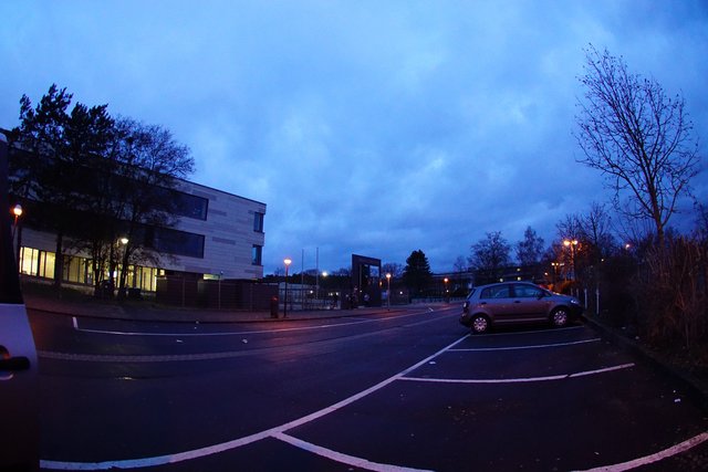 In wenigen Minuten beginnt die Schule: Barbarossa-Schule in Erlenbach am Main. 