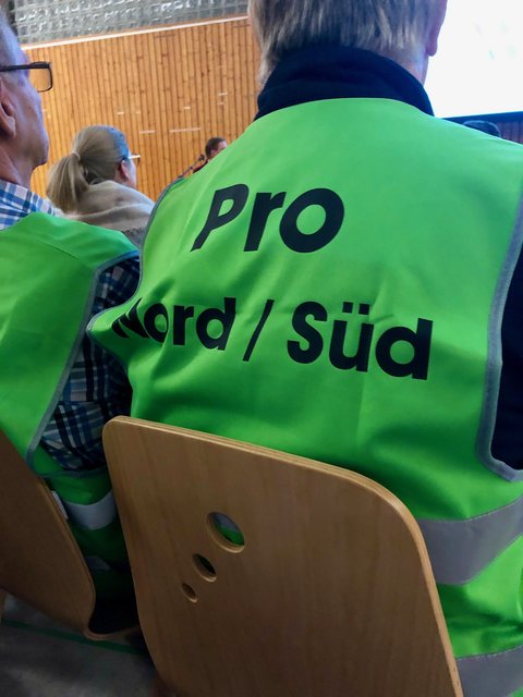 Nach der Verkündung der Entscheidung zogen einige der Befürworter der Nord-Süd Trasse grüne Westen an 