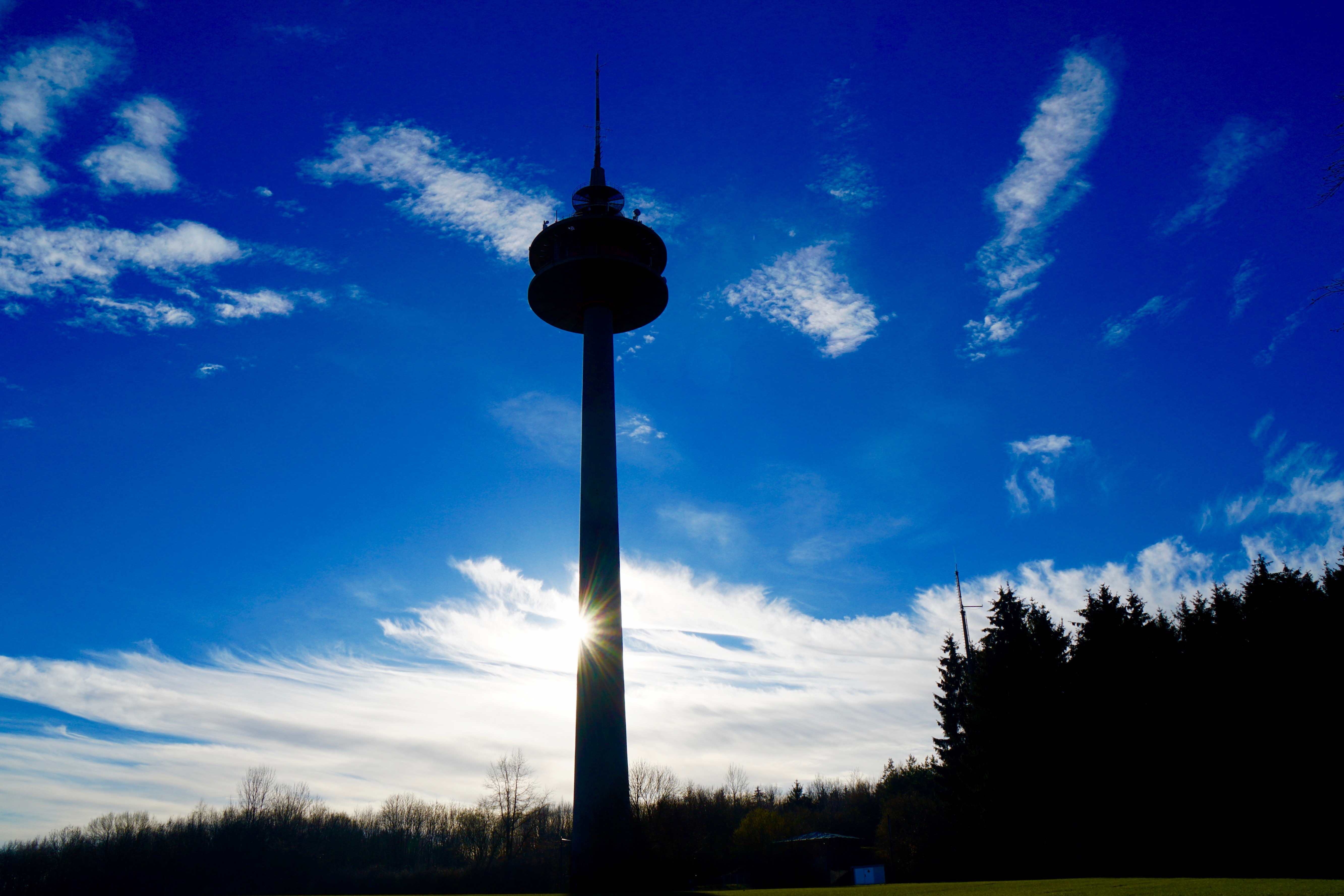 Im Gegenlicht. Funkturm bei Miltenberg-.Wenschdorf.