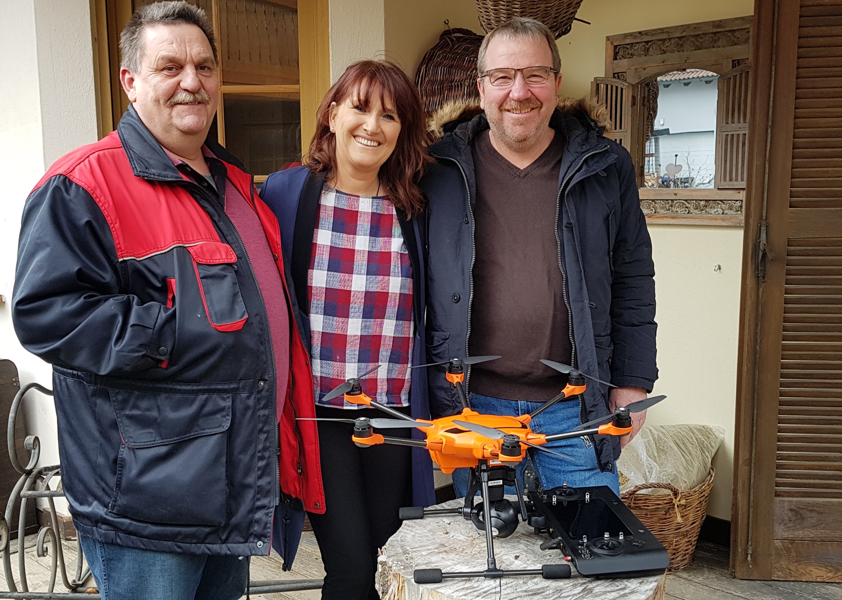 (v.r.) Egmar Hein, Barbara Ben Amor und Harry Wamser setzten bei der Rehkitzsuche jetzt auf Technik.