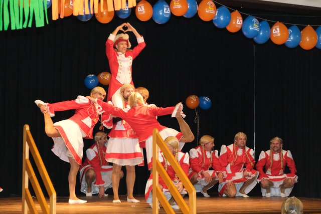 Die Grazien des Männerballetts tanzen zu Polka | Foto: Steffen Sollorz