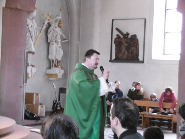 Pfarrer Jan Kölbel beim Familiengottesdienst | Foto: Michael Schwarz