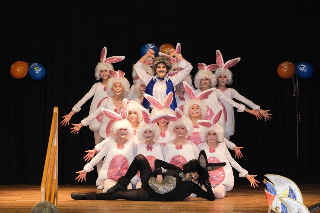 Die NCV-Jugendgarde verzückt mit ihrer "Verrückten Show" die Senioren | Foto: Steffen Sollorz