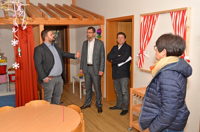 Dass der Ebersbacher Kindergarten sanierungsbedürftig ist, erklärte Bürgermeister Michael Schüßler (links) Landrat Jens Marco Scherf (zweiter von links) und Kreisbaumeister Andreas Wosnik. Kindergartenleiterin Petra Schott führte die Gäste durch die Einrichtung.