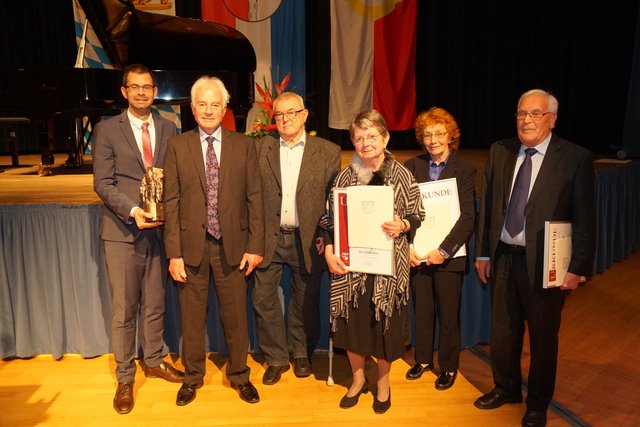 Landrat Jens Marco Scherf verlieh den Ehrenpreis  an Heinz Weber, Jakob Buchinger, Doris Patzelt, Luise Kluger und Leo Markert (v.l.) .
