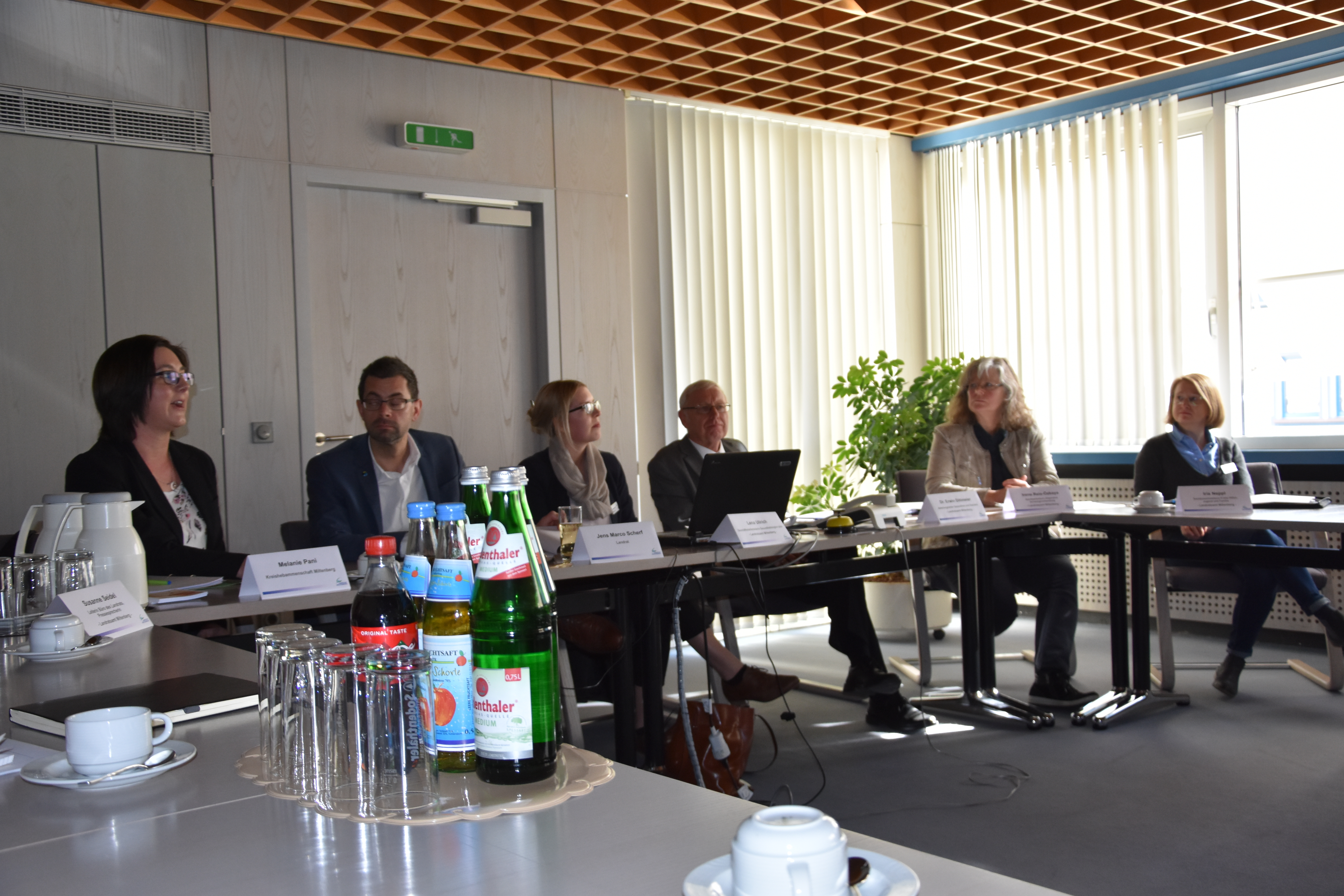 Melanie Pani (Kreishebamme), Landrat Jens Marco Scherf, Lena Ullrich (Geschäftsstellenleiterin Gesundheitsregionplus), Dr. Erwin Dittmeier (Abteilungsleiter Gesundheit und Soziales), Irene Reis-Özkaya (Sachbearbeiterin Allgemeine Schwangerenberatung) und Iris Neppl (Sachbereichsleiterin Frühe Hilfen, Jugend und Familie – Koordinierende Kinderschutzstelle (KoKi)) (von links) beim Pressegespräch im Landratsamt.