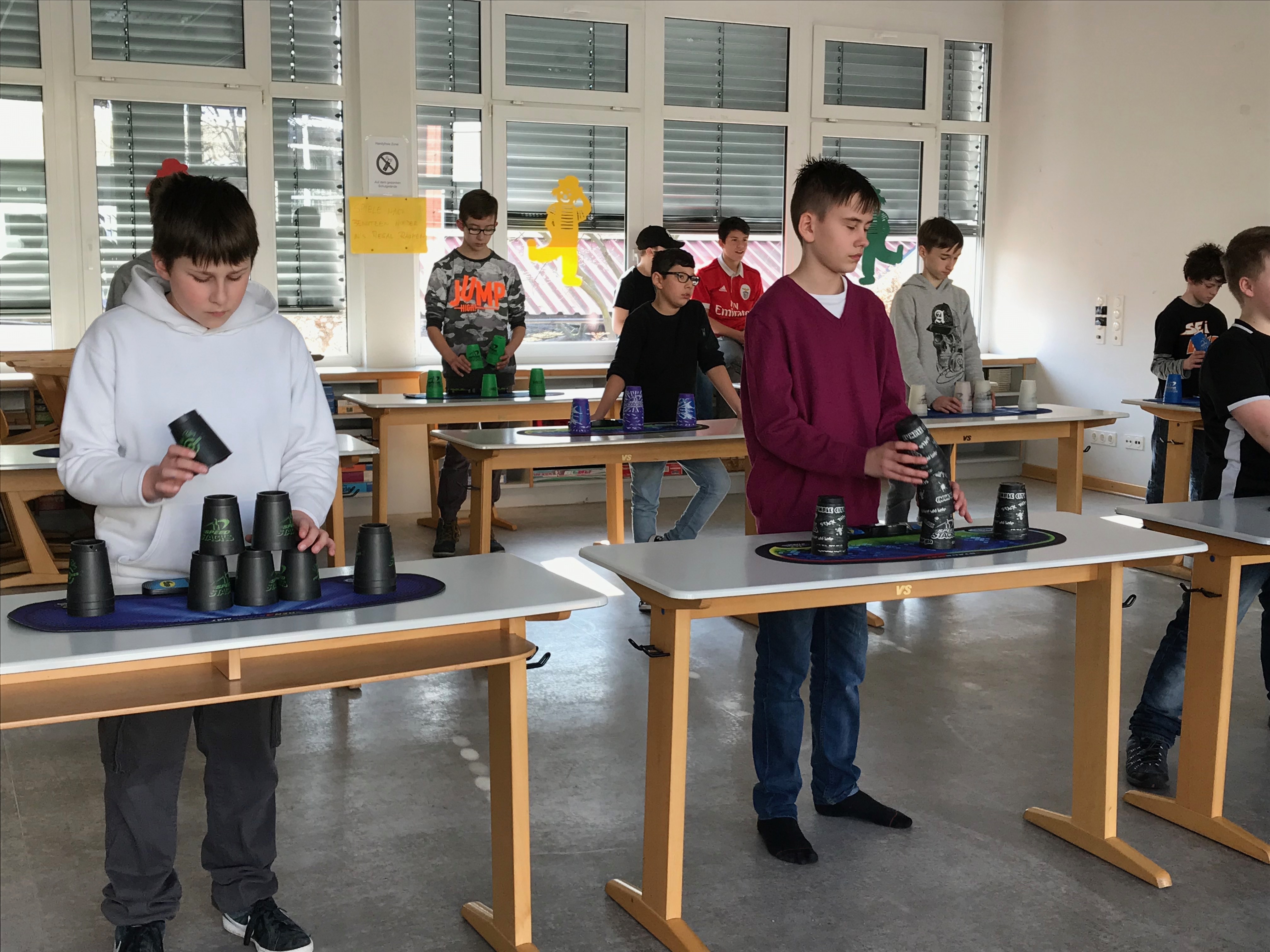 Die Schüler üben das Stapeln