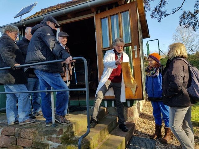 Es geht um mehr als nur die Bienen – das meint unser Leser Herrmann Schirm nach dem Besuch bei Imker Herbert Abb.  | Foto: Hermann Schirm