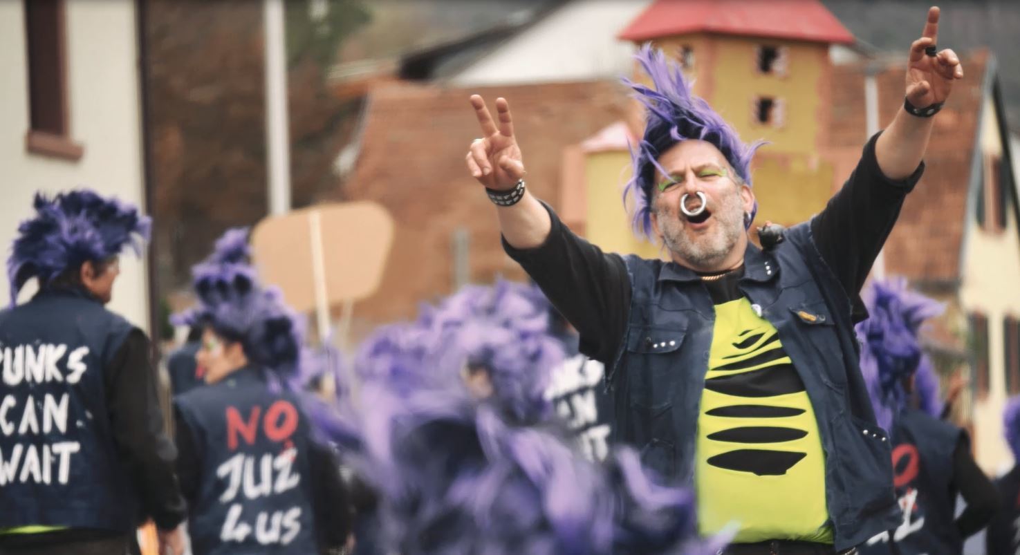 No JUZ 4 Miltenberg, but Punks can wait! Dem Frust in aller Öffentlichkeit Luft machen, das geht an Fasching hervorragend. Etwa beim Kreisumzug in Kirchzell.