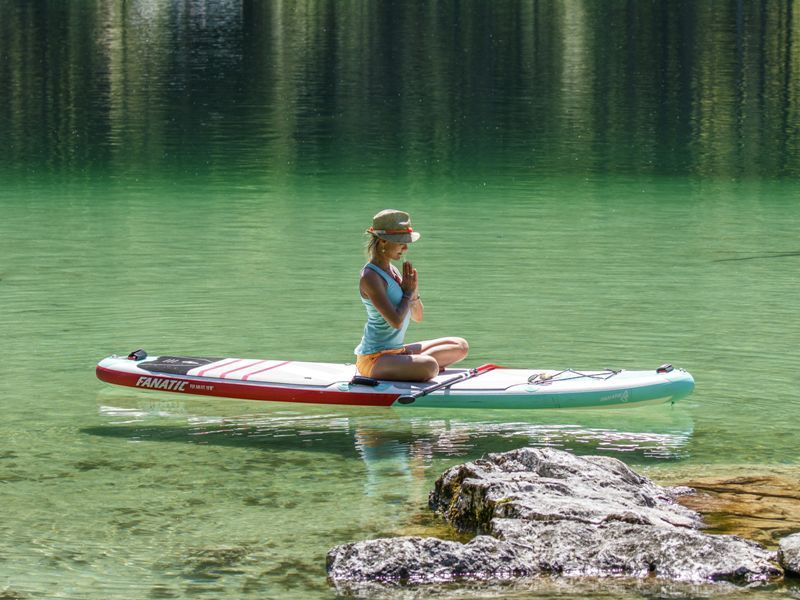 SUP-Yoga: auf den Seen im Tölzer Land die innere und äußere Balance finden.
Foto: Sonnia Höffken/ Call-a-yogi, Klaas Voget