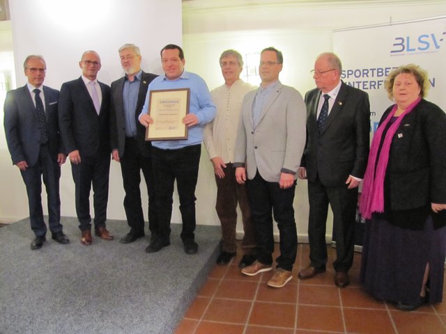 die Preisträger vom TV Trennfurt mit Funktionären des BLSV  sowie stellv. Bezirkspräsidentin Eva Maria Linsenbreder  | Foto: blsv