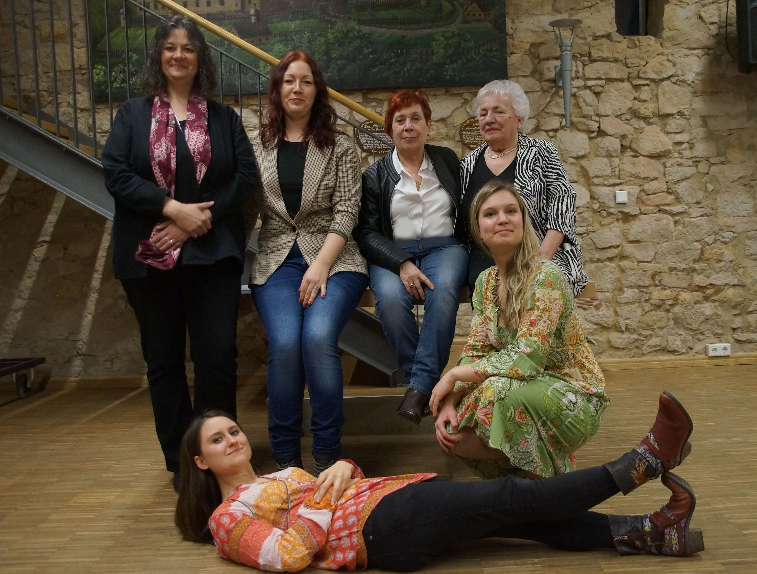 Die Mitwirkenden bei Frauenpower mal Fünf von links: Silke Kasamas, Xenia Hügel, Ruth Weitz, Maria Holzheid, davor Annamaria und Katharina Gielen.