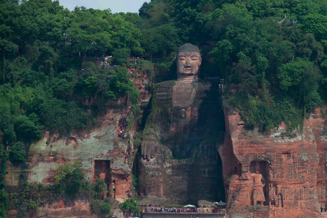 Die größte aus dem Fels gehauene Buddhastatue der Welt | Foto: Andreas Pröve