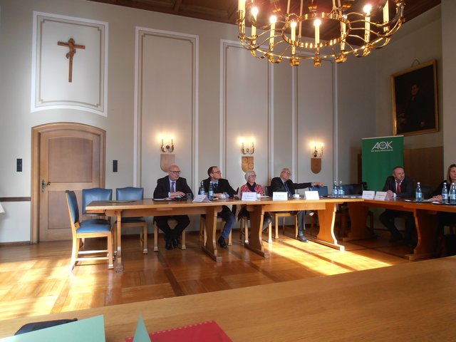 von links: Bürgermeister Bernd Klein (Laudenbach), Bürgermeister Udo Käsmann (Rüdenau), zweite Bürgermeisterin Susanne Wörner (Kirchzell), Bürgermeister Bernhard Kern (Weilbach), Andreas Schäfer ( Öffentlichkeitsarbeit AOK), Daniela Bergmann, Direktorin AOK Aschaffenburg 
