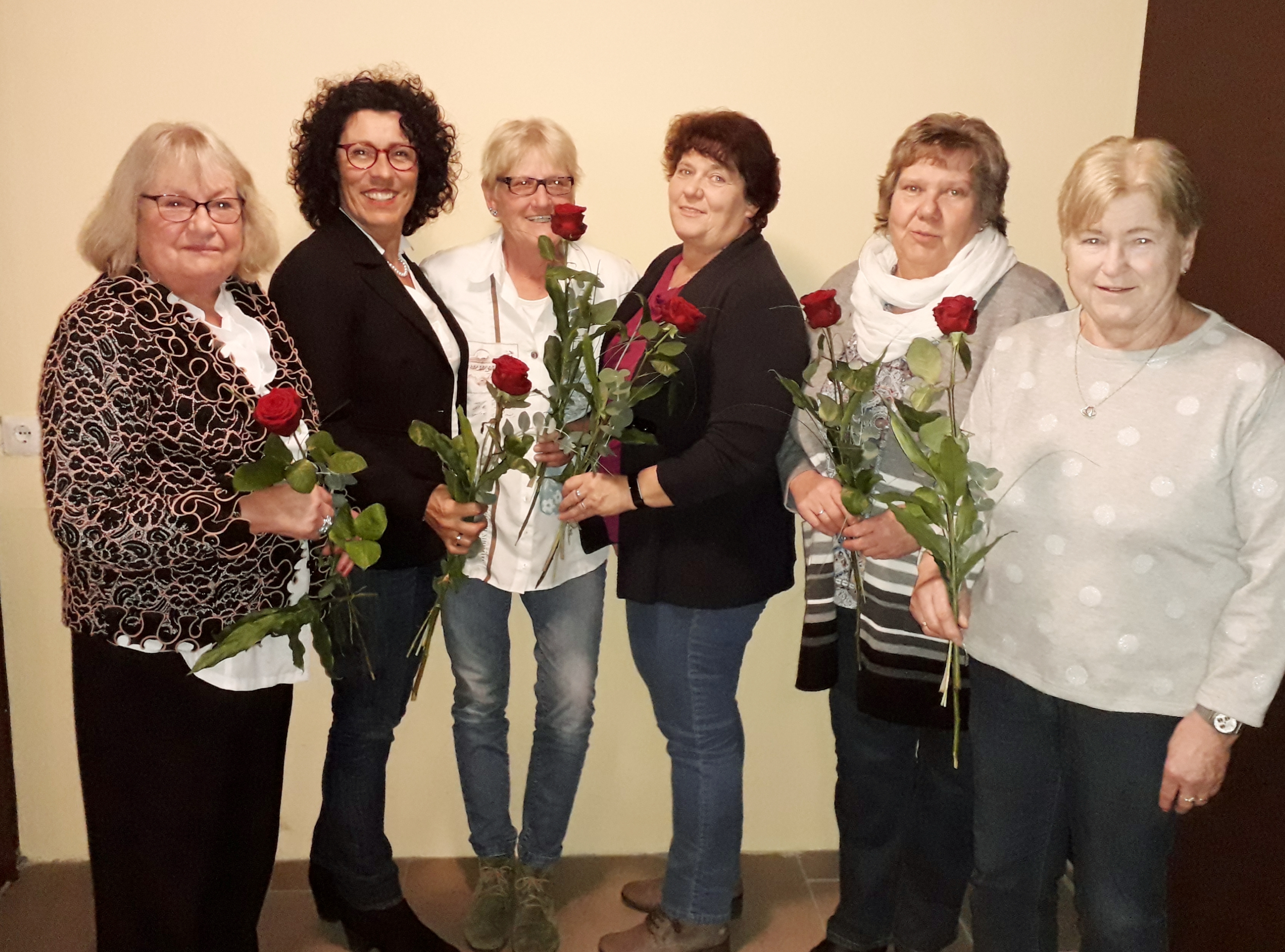 In der Generalversammlung des SPD-Ortsvereins Großheubach am 08.03.2019 im Nebenzimmer des Gasthauses „Goldener Adler“ erhielten vom 1. Vorsitzenden Roman Kempf alle anwesenden Frauen eine rote Rose überreicht.
Zum Bild „20190308_231601.jpg“:
Von links: die Frauen in der Generalversammlung mit der Kreisvorsitzenden Helga Raab-Wasse (2. von links).