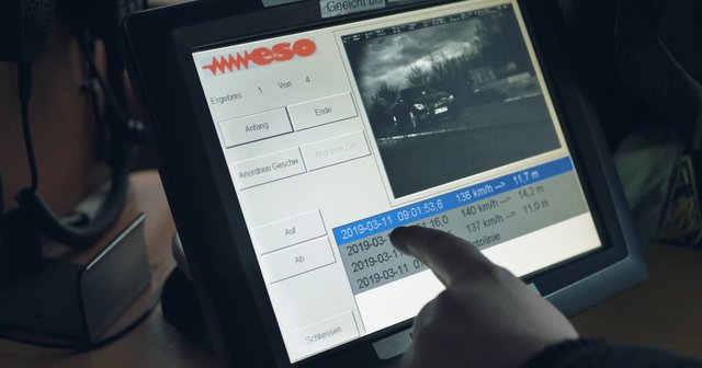 Foto, gefahrene Geschwindigkeit und Abstand zum Vordermann können die Polizisten genau abgreifen.