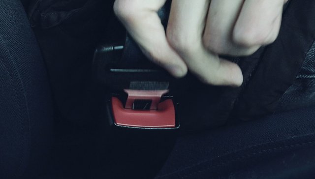 Neben Geschwindigkeit und Abstand kontrolliert die Poilzei auch vermehrt die Gurtpflicht...