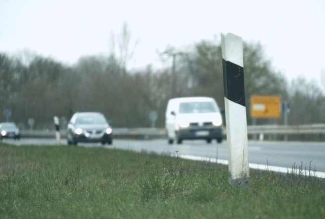 Wer auf der B469 immer mindestens eine Leitpfostenlänge Abstand zum Vordermann lässt, der minimiert das Unfallrisiko erheblich.