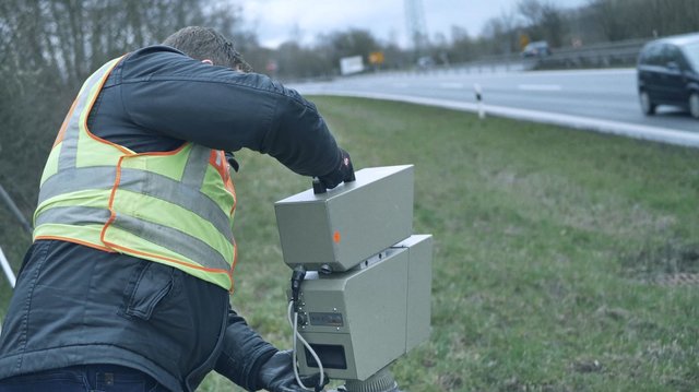 Wer trotz eingehaltener Geschwindigkeit doch das rote Licht zu sehen bekommt: Ruhig bleiben. Nach dem Aufbauen stellt die Polizei die Geräte genau ein. Dafür benötigt sie eben auch einige Testfahrzeuge.