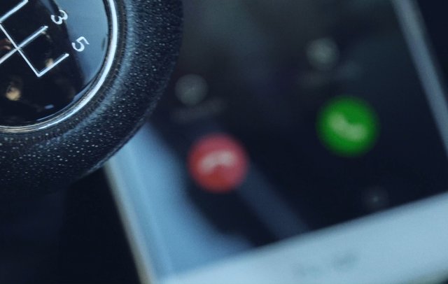 ...sowie Mobilgeräte am Ohr. Kommunikation ist wichtig. Beim Autofahren muss sie sich aber auf das Gespräch mit den Mitfahrenden, Freisprecheinrichtungen oder Lieder-Mitsingen beschränken. Hände weg vom Smartphone