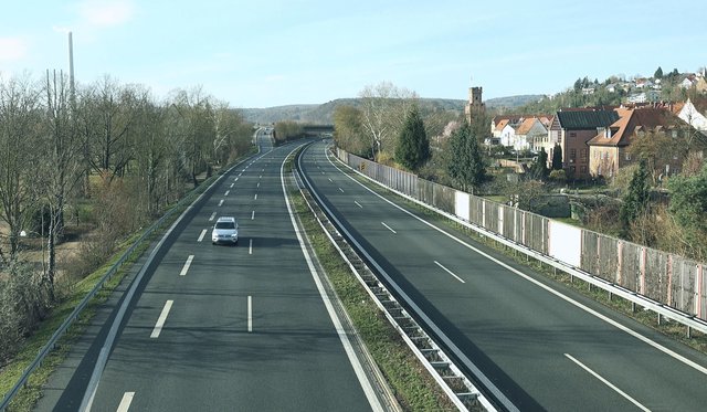 Auf Höhe Obernburg hat die Polizei einen Raser mit 256 km/h geblitzt. „Das ist völlig unverantwortliches Verhalten, eine Gefahr für jeden auf der Strecke“, so Stefan Fleckenstein (Dienststellenleiter Verkehrspolizei Aschaffenburg-Hösbach).