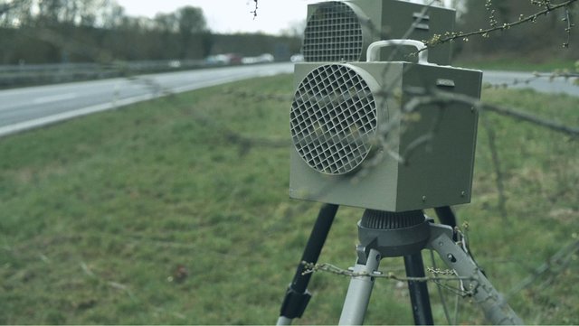 ...und der Sensor löst im Raserfall die Kamera aus. BLITZ!