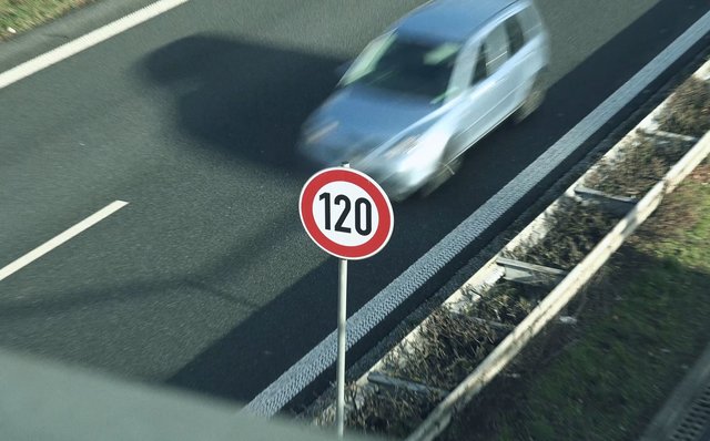 120 Kilometer pro Stunde, mehr darf der Tacho auf dem Großteil der Strecke nicht anzeigen.