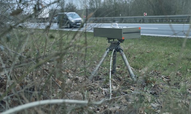 Ein Grund für die vielen Unfälle: Überhöhte Geschwindigkeit. Wie schnell ein Fahrer unterwegs ist messen die Polizisten per Blitzer. Das Auto passiert den Sensor...