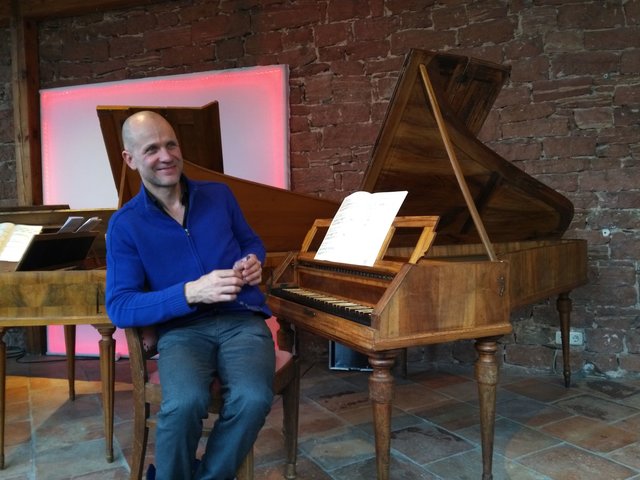 Georg Ott restauriert und pflegt die wertvollen Tasteninstrumente mit viel Geduld und Leidenschaft