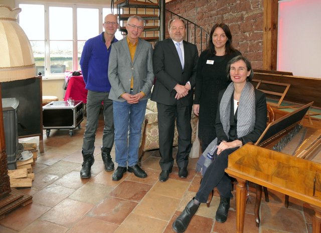 Sie hoffen, dass das Festival Besucher aus nah und fern begeistern wird: (von links)  Restaurator Georg Ott, Musikschulleiter Waldemar Stockert, Bürgermeister Helmut Demel, Eva Arnold-Link (STADTKULTUR) und die künstlerische Leiterin Sylvia Ackermann | Foto: Volker Probst
