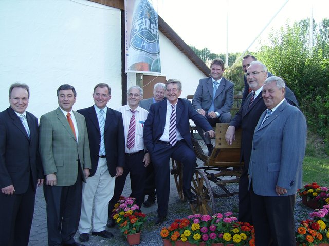 Prominente aus der Politik waren zum Heimatabend der 750-Jahr-Feier von Hausen gekommen: Vereinsringvorsitzender Werner Lebert, Landrat Roland Schwing, Bezirkstagspräsident Erwin Dotzel, MDL Heinz Kaiser, Ehrenbürger Pfr. Edwin Erhard, Staatsminister für Wissenschaft und Kunst Dr. Thomas Goppel (war auf dem Sportplatz in Hausen mit dem Helikopter gelandet), Bürgermeister Manfred Schüßler, MDL Berthold Rüth, MDB Wolfgang Zöller und MDL a.D Ludwig Ritter. | Foto: Helmuth Rittger