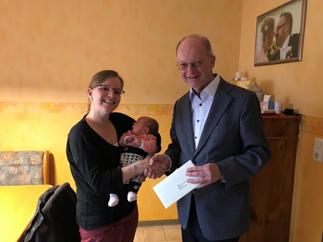 Eine seiner schönsten Amtshandlungen: Bürgermeister Erich Kuhn übergibt das Begrüßungsgeld in Höhe von 500 Euro an eine junge Mutter und ihr Baby.  | Foto: privat