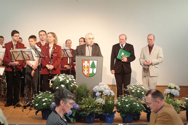 Bürgermeister Erich Kuhn (rechts) bei der Einweihung des Dorfgemeinschaftshauses in Schneeberg im Jahr 2005. | Foto: privat