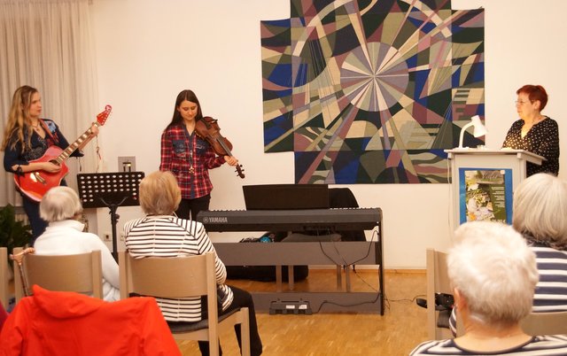 Im gut besetzten Saal des evangelischen Gemeindehauses musizieren Katharina und Annamaria Gielen und liest Ruth Weitz aus ihren Büchern (von links). | Foto: M.Weitz