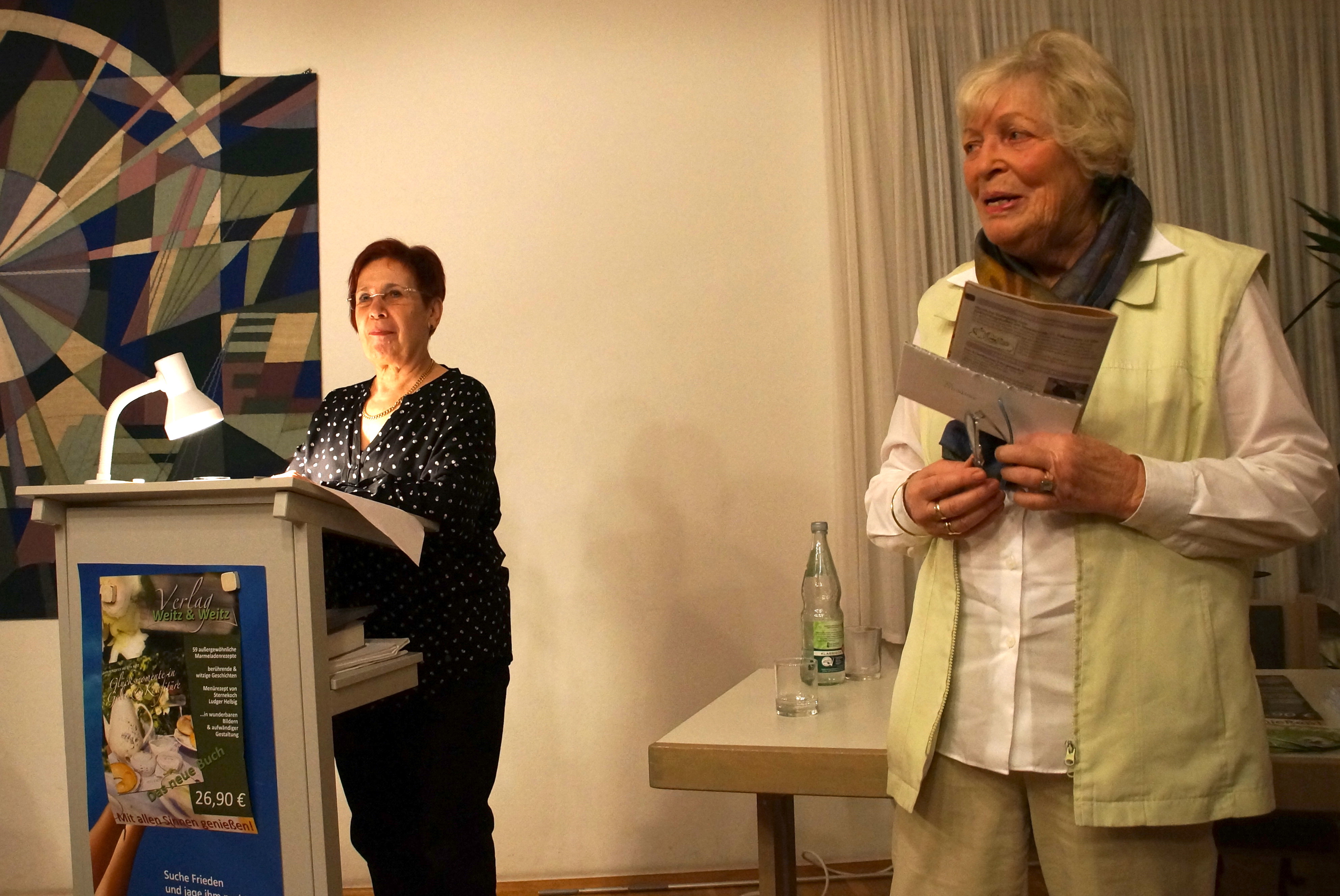 Susanne Kleinheinz (rechts) bei der Begrüßung zum letzten Mittwochsgespräch in der Saison.