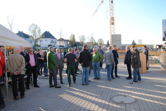 Bei strahlendem Sonnenschein fanden sich viele Gäste zum Spatenstich ein.