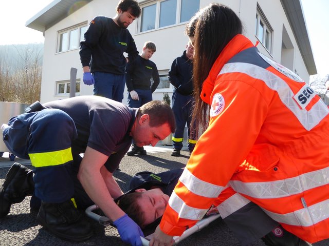 Erste Hilfe Ausbildung beim THW - ein Patient wird mit Hilfe der Schaufeltrage umgebettet. | Foto: THW-Miltenberg