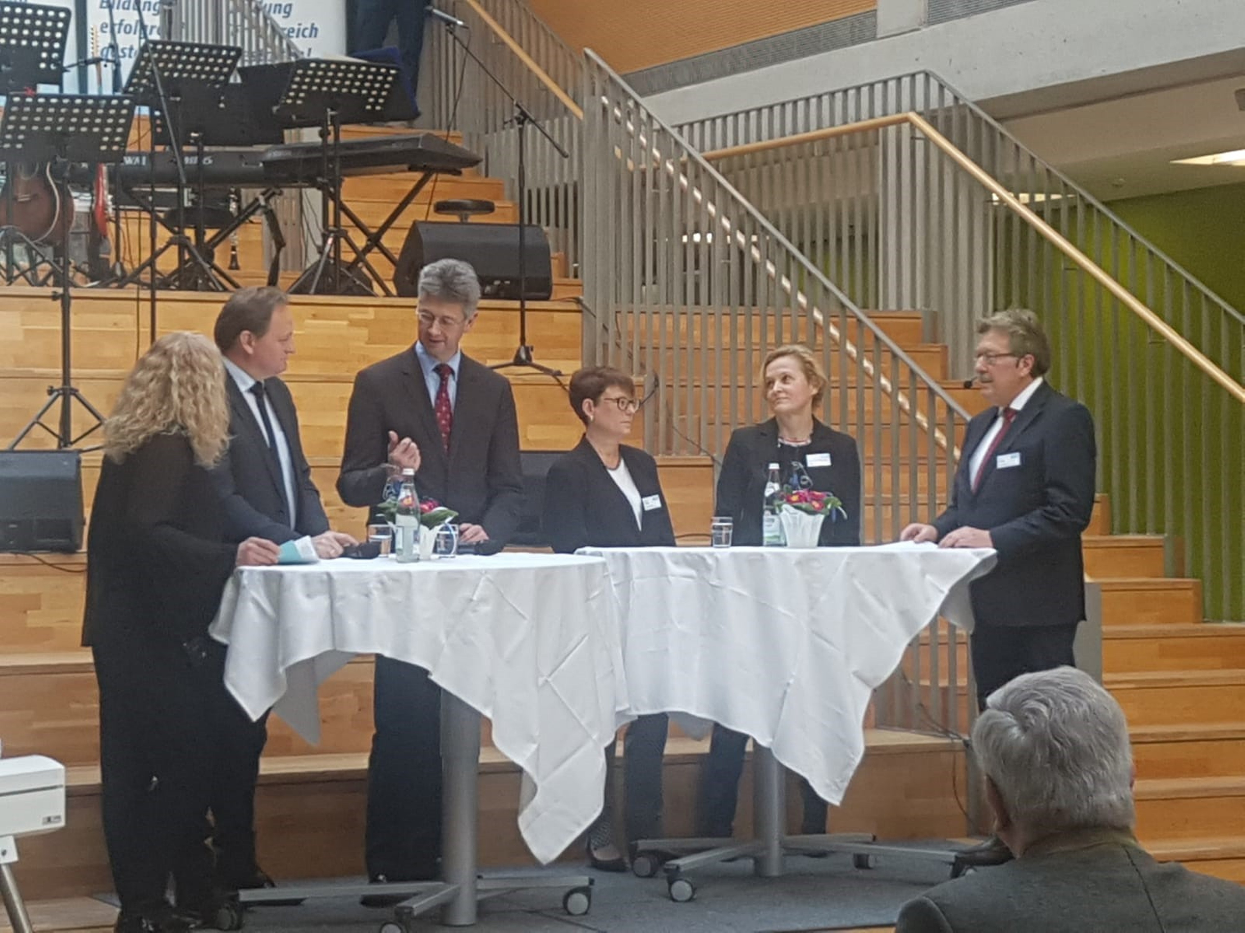 Talkrunde mit v.l.n.r. Frau Stubenrauch(LEV-RS),Hr.Böhm(bvlr),Staatsminister Piazolo,Fr.Nüßlein(LEV-RS), Frau Eichhammer (Direktorenverband),Hr.Lenart (LEV-RS)
