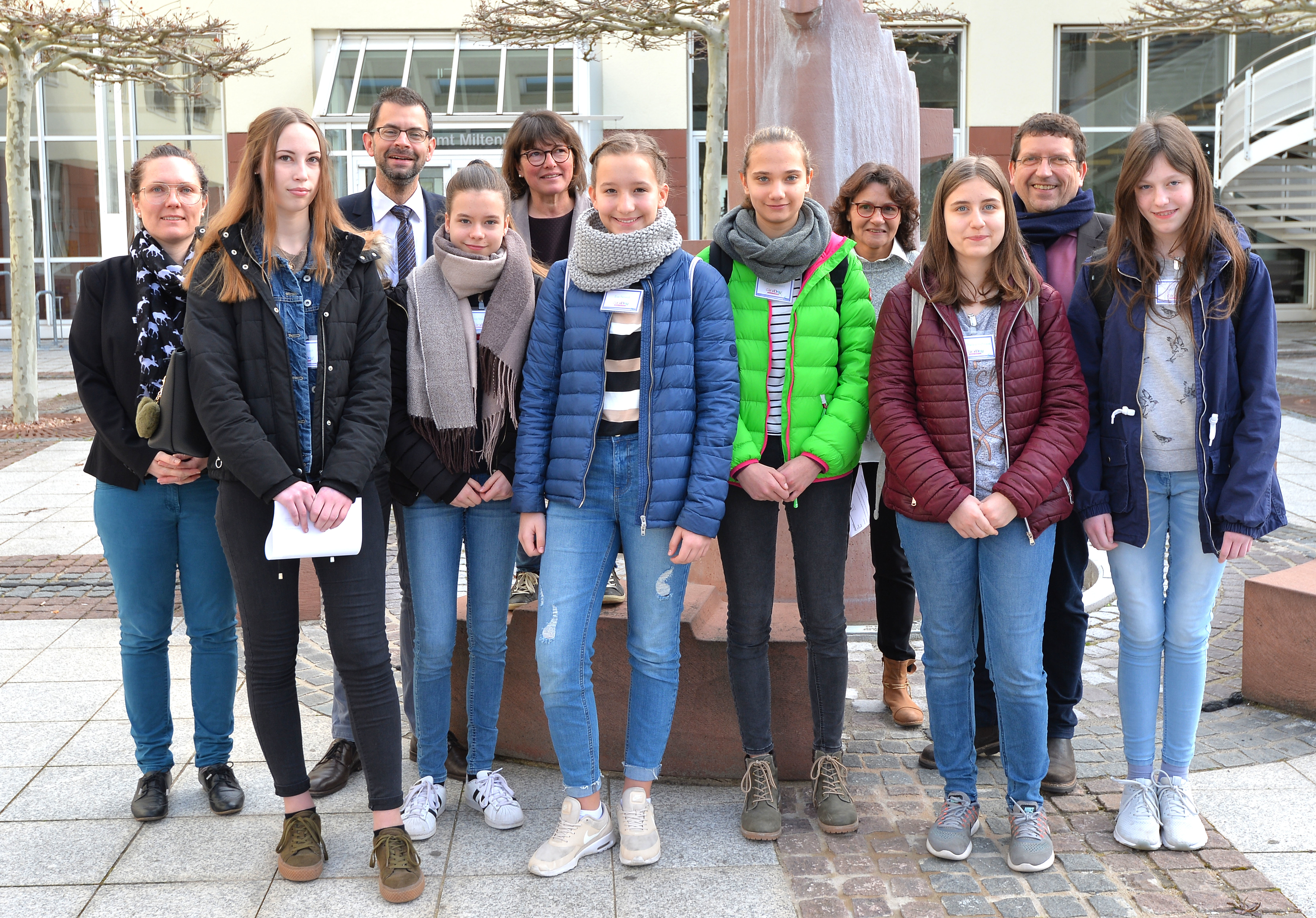 Die sechs Schülerinnen stellten sich morgens zum Gruppenbild mit (hintere Reihe von links) der Gleichstellungsbeauftragten Sabine Farrenkopf, Landrat Jens Marco Scherf, Gisela Weber, Dr. Martina Vieth und Andreas Wosnik.
