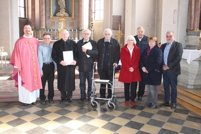 Kirchenverwaltungsmitglieder (von links nach rechts): Pfarrer Jan Kölbel, Michael Schwarz (Vertreter PGR), Erich Lorenz, Leopold Kotschy, Theo Betzwieser (alle drei ehemalige Mitglieder), Maria Breunig, Hans Dieter Arnold, Elli Keller und Klaus Huhn. Es fehlen: Wolfgang Klietsch und Helmut Schwab | Foto: Martin Winkler