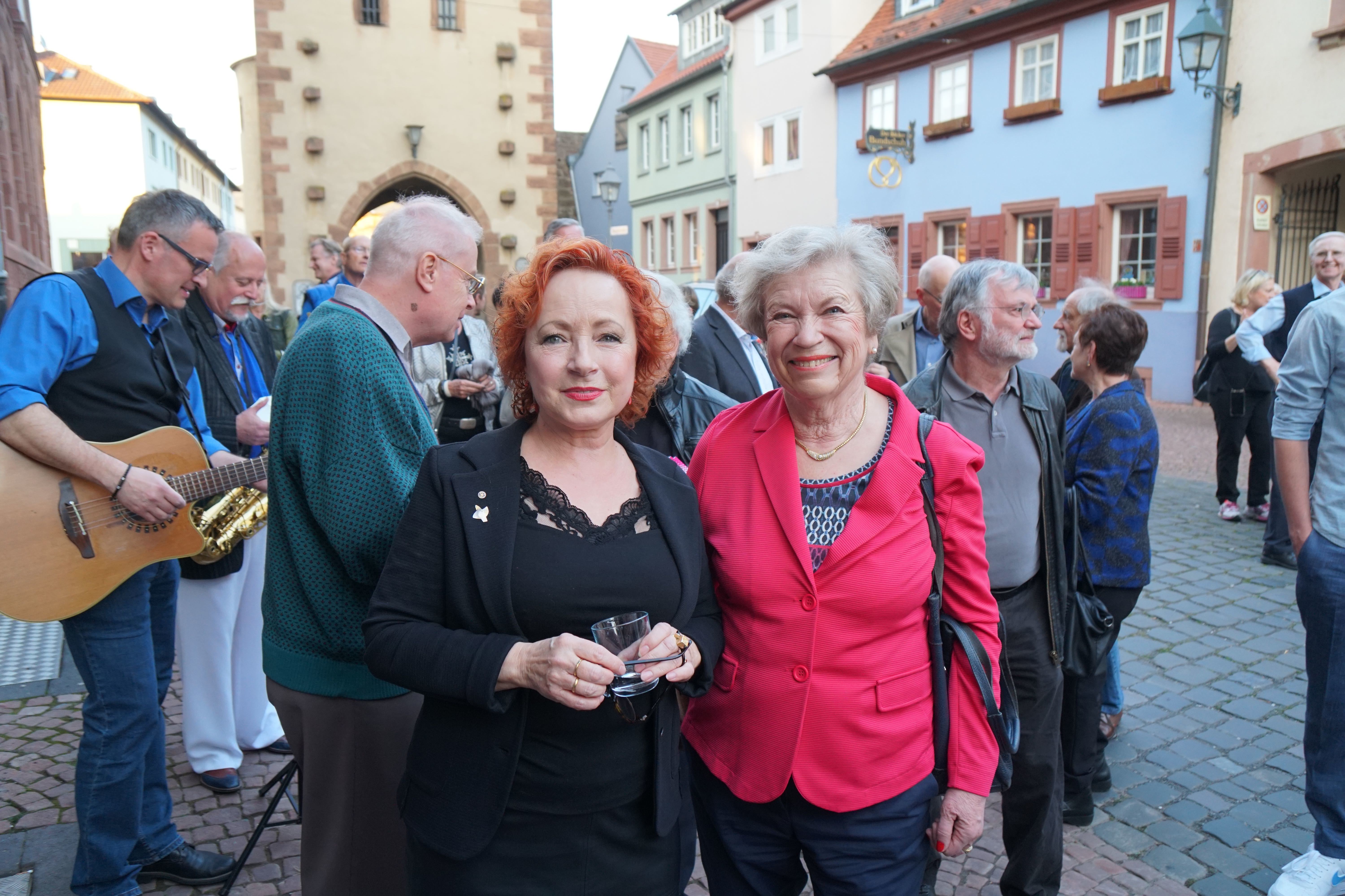 Glücksmomente finden sich in und um Miltenberg an vielen Ecken und in zahlreichen Räumen der Kreisstadt: man muss sie nur aufspüren und finden! Manche sind traditionsreich, viele individuell und einige ganz persönliche Geheimtipps - aber eines haben sie gemeinsam: du entdeckst sie und wirst glücklich - beispielsweise in der neuen "Galerie am Tor" - unweit vom Würzburger Tor. Die engagierte Galeristin Cornelia König-Becker (Bildmitte) darf sich glücklich schätzen, ein wunderbares kulturelles Domizil geschaffen zu haben, in dem sich kunstinteressierte Besucherinnen und Besucher wohlfühlen können. Die derzeitige Ausstellung mit mehr als zwanzig Künstlerinnen und Künstlern lädt dazu ein, die Symbiose von Kunst und Schönheit zu ergründen - ein Glücksgriff für Miltenberg!