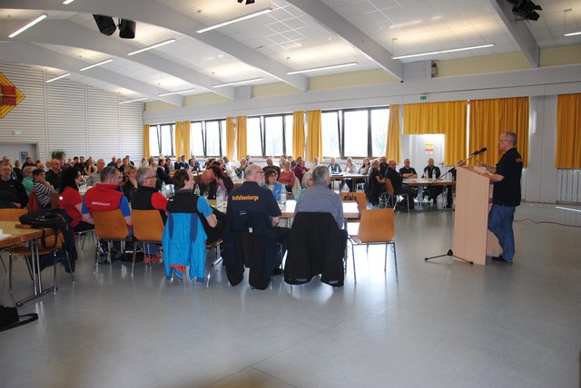 Zu einem gemeinsamen Fortbildungstag trafen sich Mitarbeiterinnen und Mitarbeiter in der Seelsorge und der Integrierten Leitstelle, Rettungskräfte, Feuerwehrleute und Polizisten am 23. März im Pfarrzentrum Wörth. | Foto: Andrea Kaller-Fichtmüller