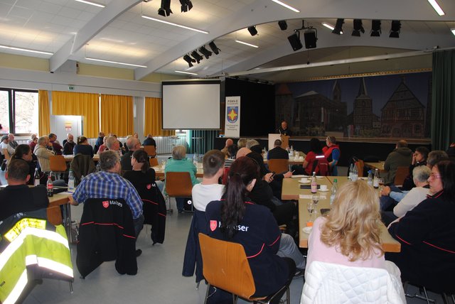 Beim Fortbildungstag der Mitarbeiterinnen und Mitarbeiter in der Seelsorge und der Integrierten Leitstelle, Rettungskräfte, Feuerwehrleute und Polizisten im Pfarrzentrum Wörth. | Foto: Andrea Kaller-Fichtmüller