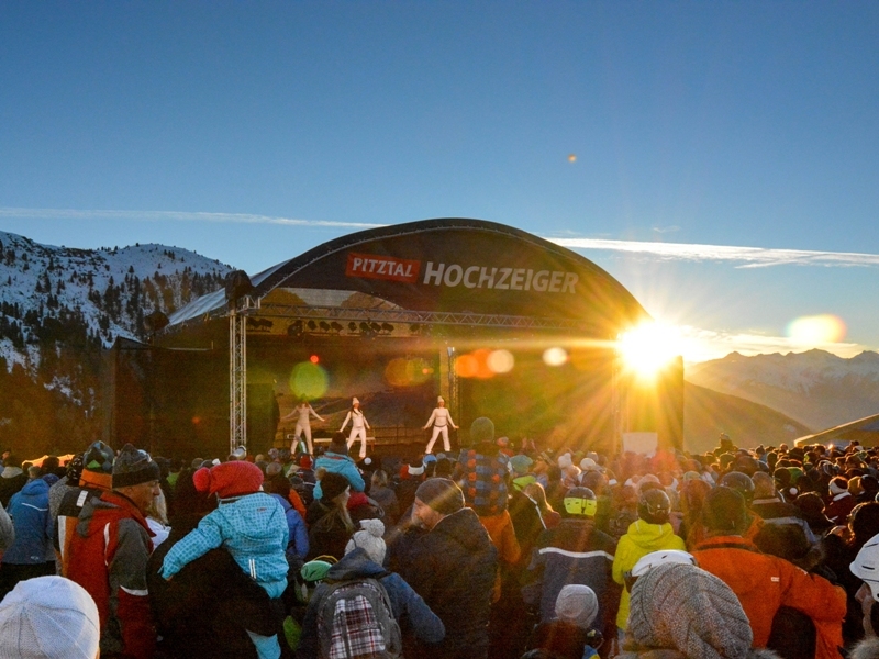 „Hochzeiger rockt“: Live-Musik vor Traumkulisse mitten im Skigebiet.
Foto: Hochzeiger Bergbahnen