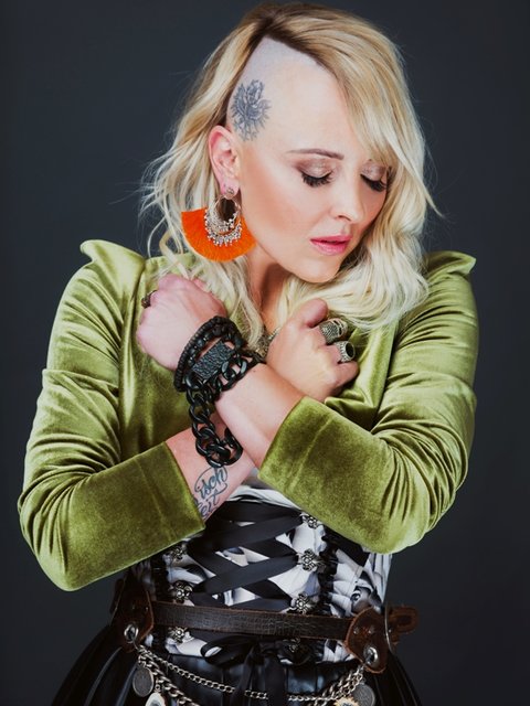 Klare Stimme, exzentrischer Stil: Hannah heizt am Hochzeiger ein.
Foto: Angelo Lair