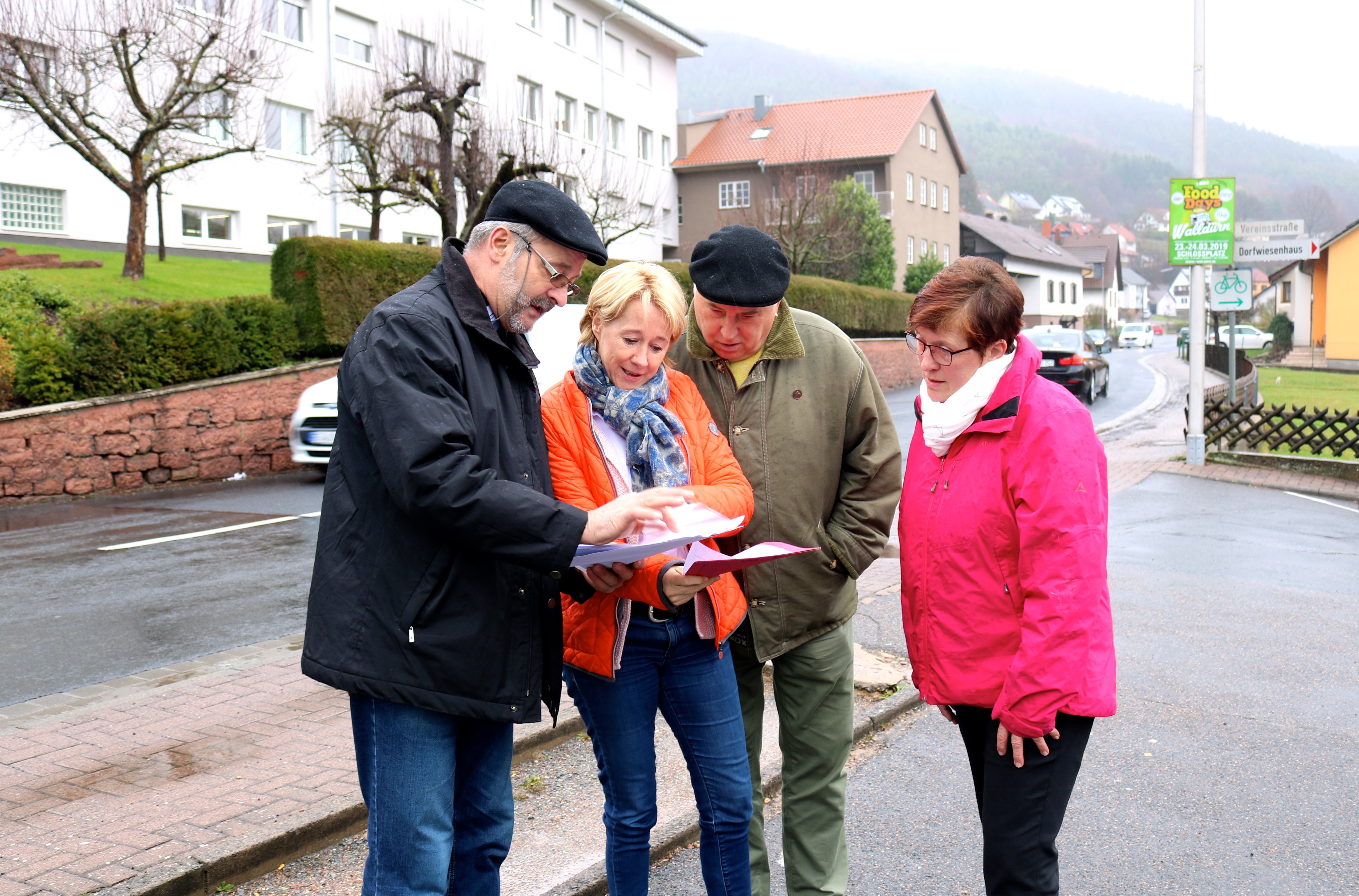 Ortstermin mit Martina Fehlner: Wolfgang Brauch, Richard Brustmann und Marita Loster haben rund 160 Unterschriften von Anwohnern gesammelt, die sie der Landtagsabgeordneten bei einem Ortster-min übergeben haben.