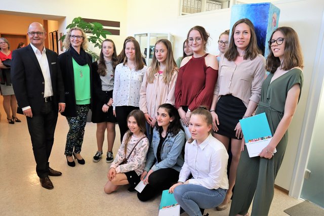 Teilnehmerinnen des Kunstkurses mit Bürgermeister Berninger und der Kursleiterin Christiane Leuner.
