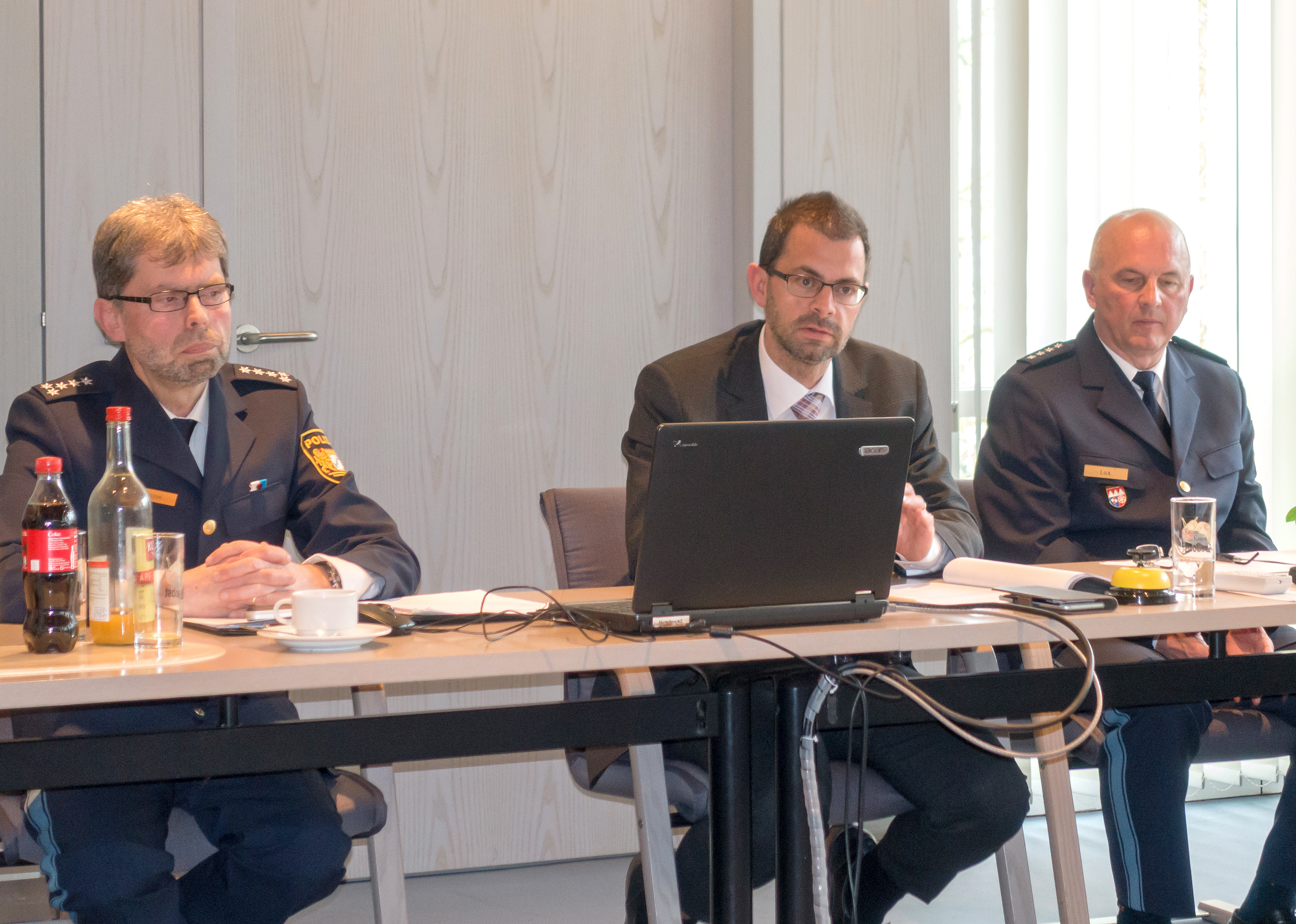 Sicherheitsgespräch im Landratsamt: Die Polizeichefs aus Obernburg (Bernhard Wenzel, links) und Miltenberg (Andreas Lux, rechts) stellen Landrat Jens Marco Scherf die Polizeistatistik 2018 für den Landkreis Miltenberg vor.