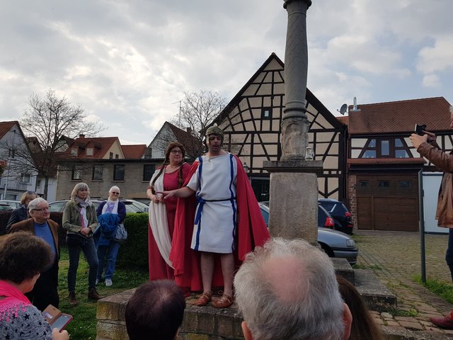 Szene an der Jupiter-Gigantensäule mit Andrea Faggiano als Vater und Katja Zöller als seine Tochter Dulcia.  | Foto: Hedi Bast